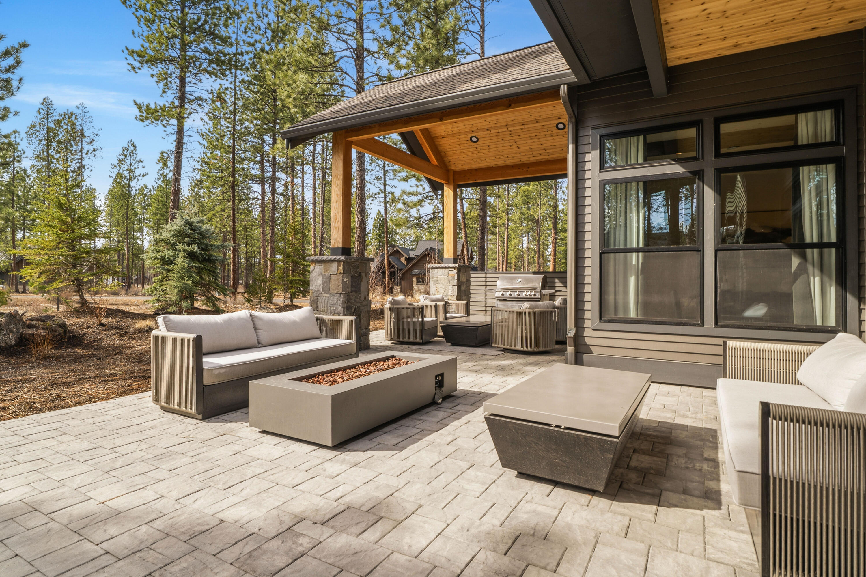 Bend Oregon mountain home with Cascade Range views